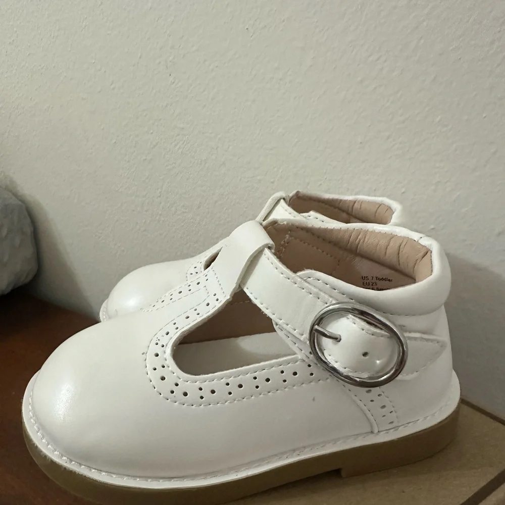 Amazon Essentials White T-Strap Mary Jane Shoes for Kids